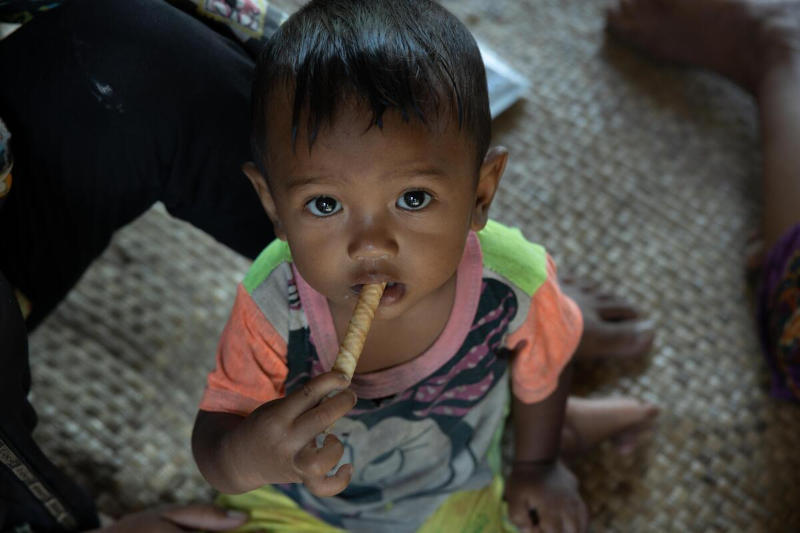 Ребенок ест готовую к употреблению терапевтическую пищу с рыбной базы, Сием-Рип, Камбоджа. Фото: ВПП/Арете/Сесар Лопес