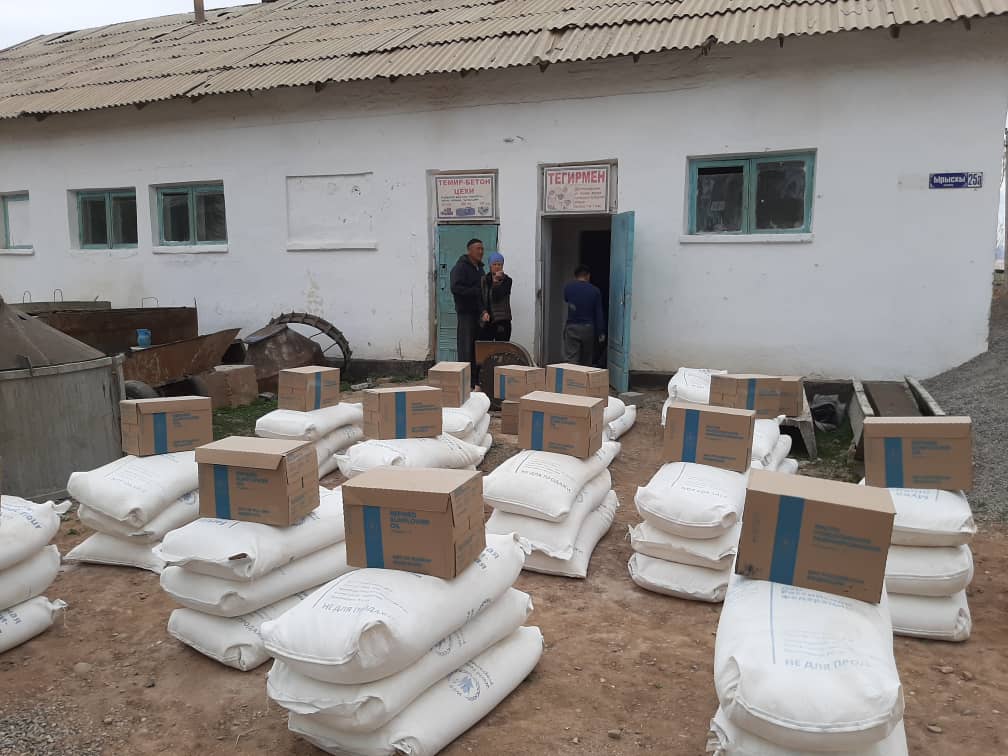 Раздача продовольсвенной помощи в селе Нарынской области Кыргызстана. Фото: ВПП/Фото галлерея