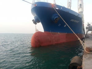Зафрахтованное ВПП ООН судно прибывает в Йемен с топливом для гуманитарных операций