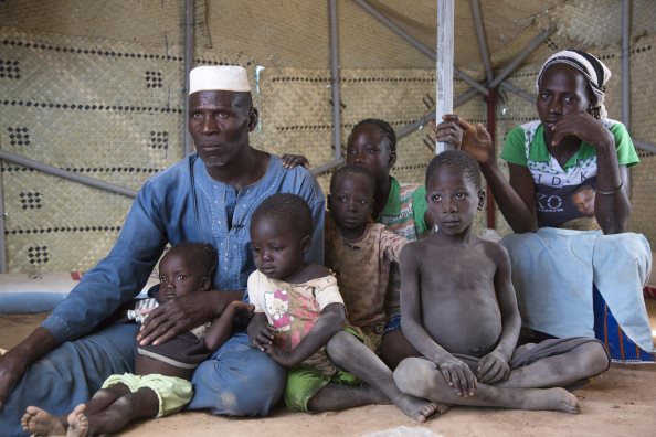 Фото: ВПП / Марва Авад, Семья перемещенных лиц в Буркина-Фасо, в настоящее время проживающая в лагере в Писсила, городе к северу от столицы Уагадугу