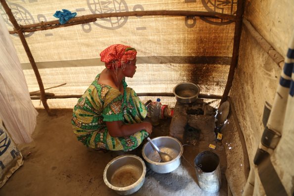 Фото: ВПП / Дебора Нгуен, бенефициар ВПП, готовит  еду для своей семьи, Танганьика, Калемие 