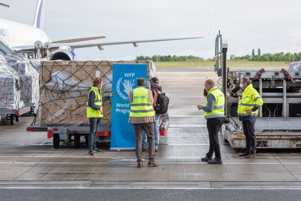 Фотографии: Pixel Prod, грузовой рейс Boeing 757 по контракту с ВПП ООН готовится вылететь из недавно созданного Глобального центра гуманитарного реагирования в Льеже, Бельгия, перевозящий почти 16 тонн медицинского груза и средств индивидуальной защиты от имени ЮНИСЕФ и ВПП ООН предназначен для Буркина-Фасо и Ганы.