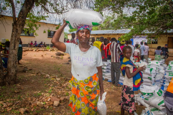 Фото: ВПП / Пол Мбошья Мл, бенефициары, получающие кукурузную муку и бобы в пункте раздачи в Гвембе