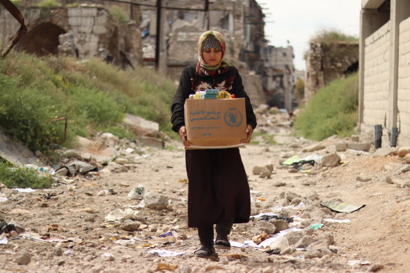 Распределение продовольственной помощи ВПП ООН в Алеппо, Сирия. Фото: ВПП / Худр Алиссар