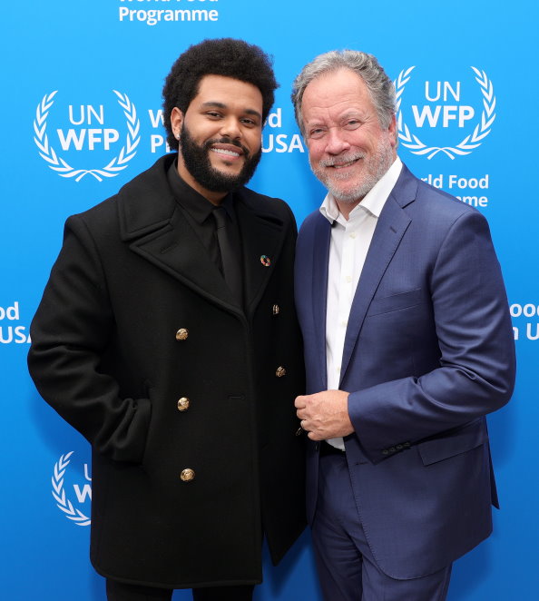 Новоназначенный посол доброй воли ВПП ООН The Weeknd и исполнительный директор ВПП ООН Дэвид Бизли