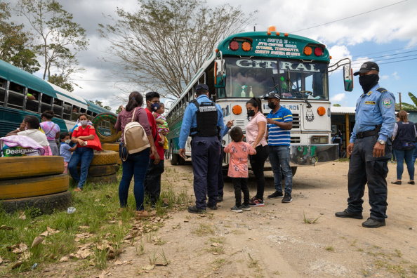 Фото: ВПП ООН / Джулиан Франк, недалеко от границы Коринто с Гватемалой, полиция останавливает автобусы с мигрантами для проверки документации и результатов теста на COVID-19