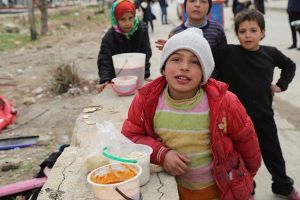 ВПП ООН оказывает жизненно важную продовольственную помощь людям, возвращающимся в восточный Алеппо