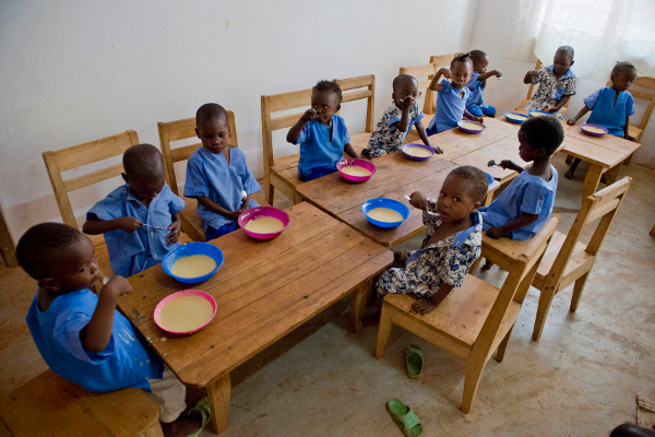 Школьное питание для 1,3 млн детей из Западной и Центральной Африки под угрозой