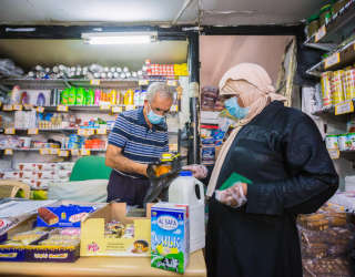 Фальха в своем местном магазине — одном из 135 магазинов, участвующих в программе денежных переводов ВПП ООН на Западном берегу реки Иордан. Фото: ВПП ООН/Элиас Халаби