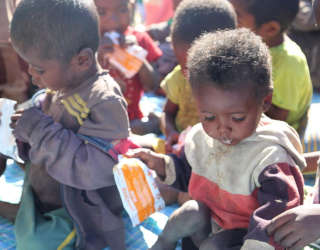 Дети с недостаточным весом и недоеданием проходят лечение в центре питания в районе Амбовомбе. Фото: ВПП ООН/Шелли Такрал