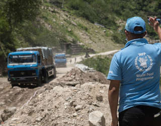 Жидкий кислород, безвозмездно предоставленный китайским правительством, был доставлен в Катманду из пограничного порта Татопани на непальско-китайской границе и затем развезен на грузовиках по государственным больницам в Катманду. Фото: ВПП ООН/Шраван Шреста