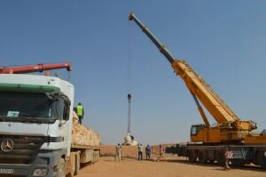 Краны доставляют жизненно важную помощь людям, застрявшим на сирийско-иорданской границе
