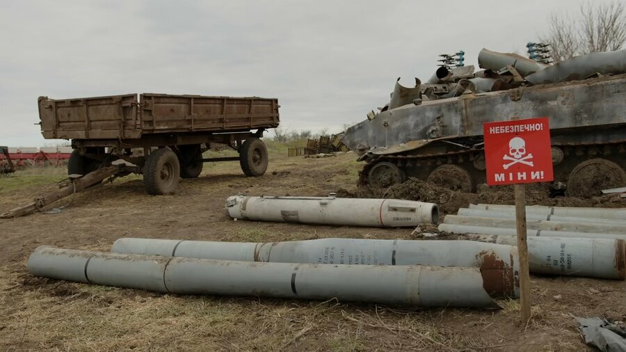 Почти треть ранее обрабатываемых земель в Украине теперь недоступна для местных фермеров – либо потому, что в настоящее время они оккупированы, повреждены, либо изрешечены минами и пережитками войны. Фото: ВПП ООН/Сергей Артемов