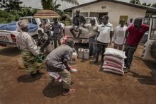 Больше, чем еда: ВПП ООН строит центры здоровья, перевозит гуманитарных работников и грузы в районах, пострадавших от вируса Эбола