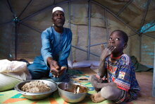 Фото: ВПП/Марва Авад, обедающая семья в Буркина-Фасо