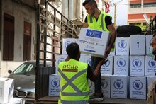 Рабочие разгружают продовольственную помощь ВПП ООН в Карагевском центре в Бейруте, Ливан - ВПП / Зиад Ризкаллах