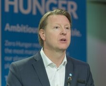 Президент компании Ericsson Ханс Вестберг получил награду от ВПП ООН