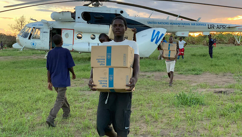 21 марта 2019 года, после прошедшего циклона Идай, вертолет ВПП ООН достигает Гуара-Гуара, Мозамбик, с грузом высококалорийного печенья. ВПП ООН/Дебора Нгуен