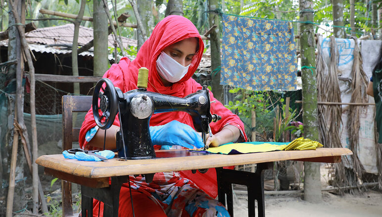 Во время пандемии COVID-19 в Кокс-Базаре, Бангладеш, ВПП ООН сотрудничала с женщинами из принимающей общины и беженцами Рохинджа в рамках своей программы обеспечения средств к существованию для изготовления масок, которые распространялись местными органами власти и гуманитарными агентствами, предоставляя им ежемесячную выплату, обучение по востребованной профессии и финансовую грамотность, а также грант для открытия собственного бизнеса.  ВПП/ Налифа Мехелин