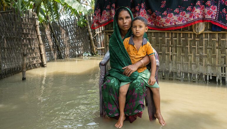 Сильные муссонные дожди затопили северные и северо-восточные районы Бангладеша в июле 2020 года. Паводковые воды затопили дом Сайемы, что очень затрудняет нормальную жизнь. Она и ее семья страдают от нехватки продовольствия. ВПП ООН предлагает денежную помощь почти 6000 семьям в Куриграме, которые наиболее уязвимы и нуждаются в помощи. ВПП ООН/Мехеди Рахман